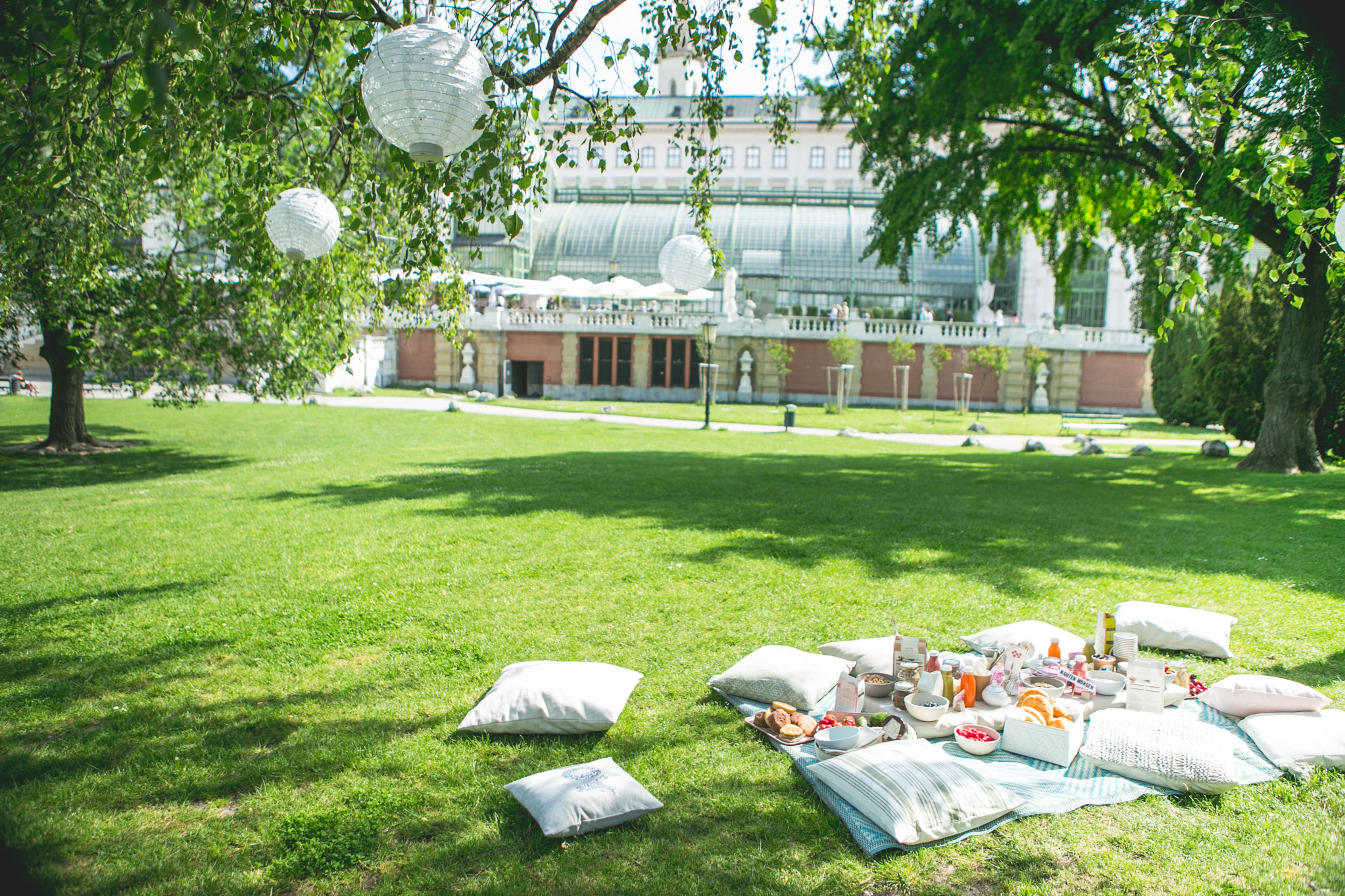 Ein Picknick wie aus dem Bilderbuch: die richtige Deko macht's © Florence Stoiber