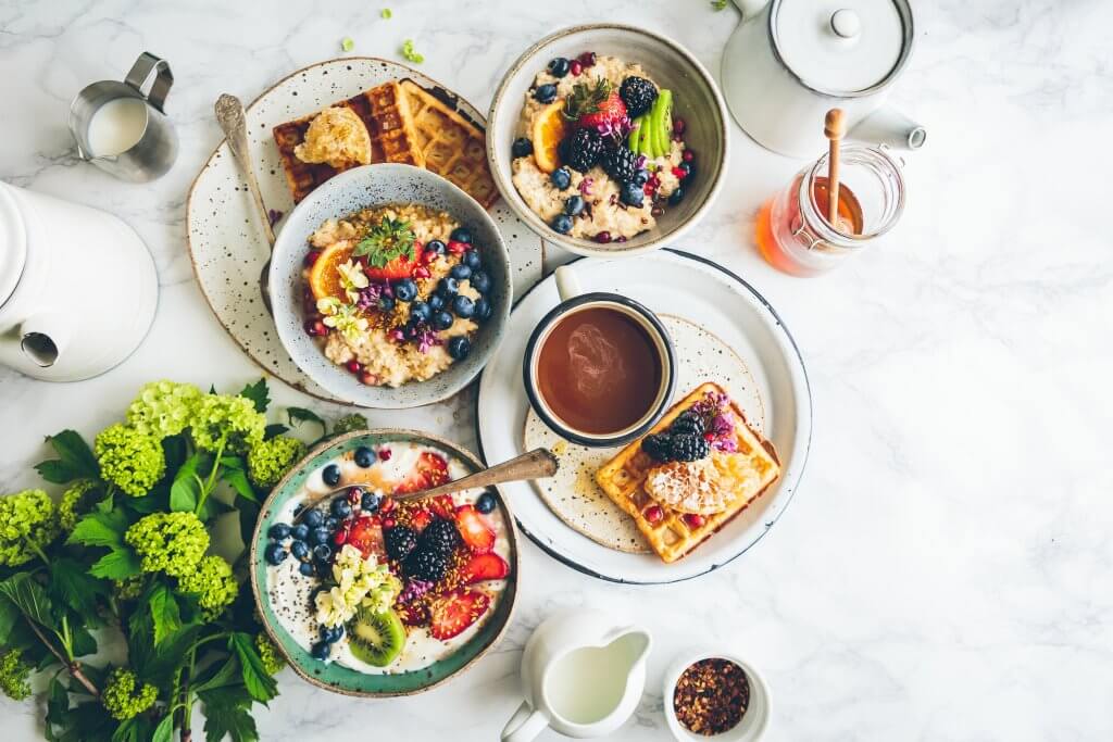 So kann ein warmes Frühstück ausschauen: Porridge, Waffeln und Tee. 