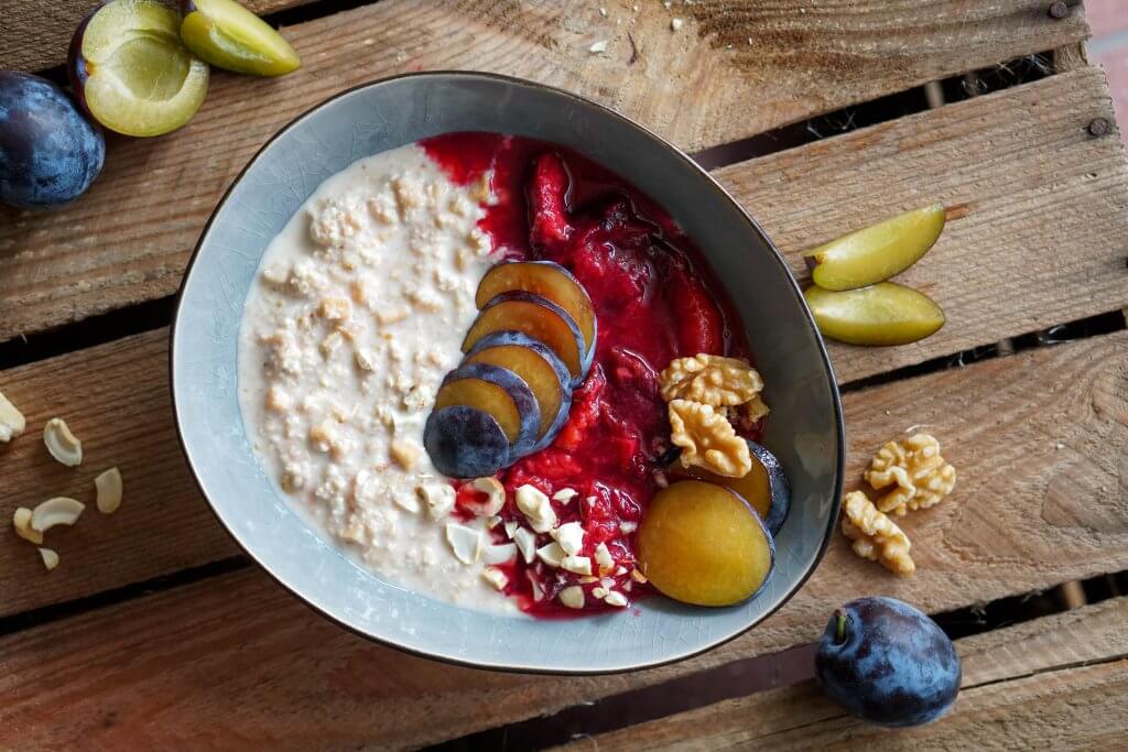 Porridge mit frischen Früchten eignet sich perfekt als "cleanes" Frühstück