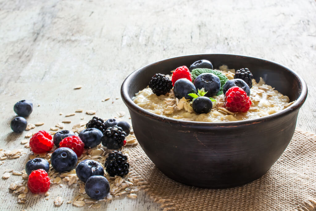 Porridge mit Beeren enthält viele Ballaststoffe