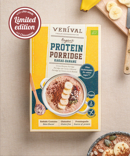 Eine Dose Verival Bio GmbH Bio Protein Porridge Kakao-Banane mit Chiasamen - Limited Edition auf einem Tisch, daneben eine Schale mit proteinreichem Porridge, belegt mit Bananenscheiben und Chiasamen; perfekt für Ihr veganes Frühstück.